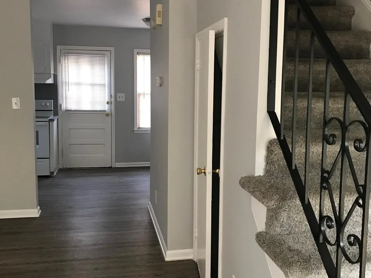 1827 Lookout Ln — Photo 3