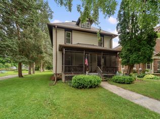 210 Oakland Ave, Mukwonago, WI 53149