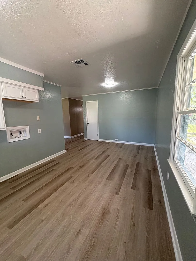 Beautiful 3 bedroom/1 bath home with Central Air and Heat! — Photo 4