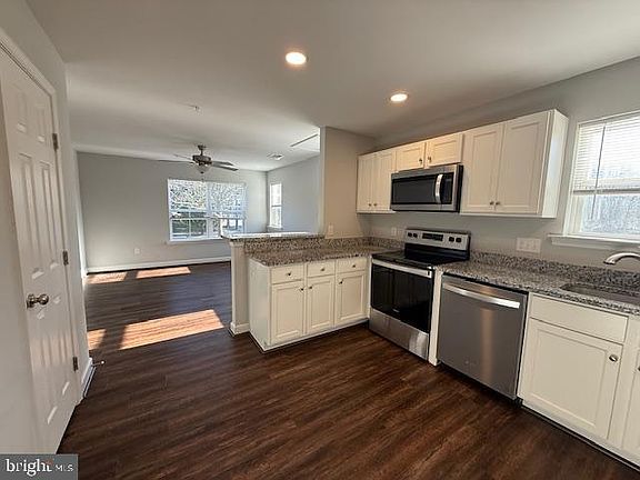 5th image of 305 Bethune Dr