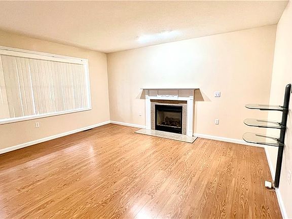 3rd image of 17 Masons Brook Ln #17