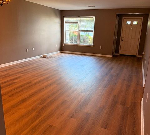 5th image of 102 Martin Ct