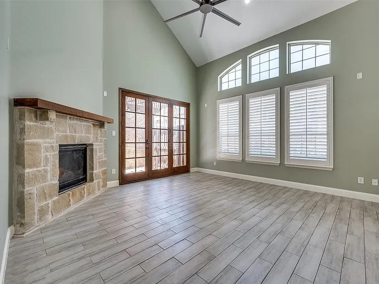 4068 Winsor Dr — Photo 2