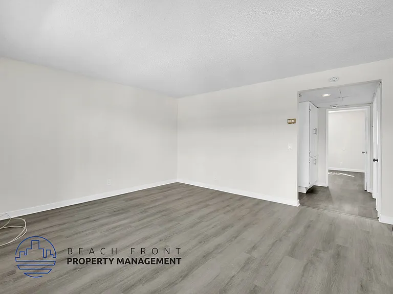 1635 Locust Ave — Photo 13