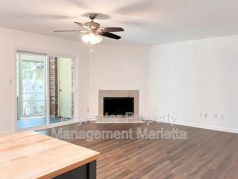 723 Hanover Ln — Photo 13