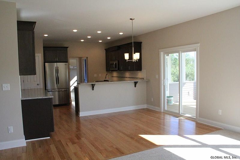 5th image of 5 Strawberry Fields Drive