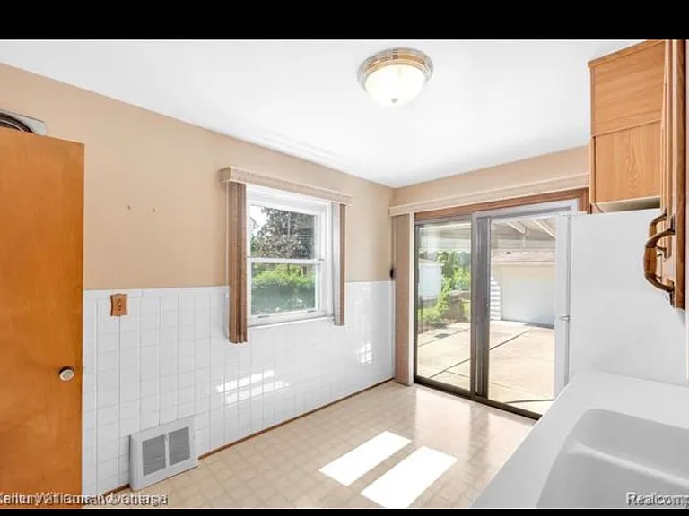 18535 Audette St — Photo 8