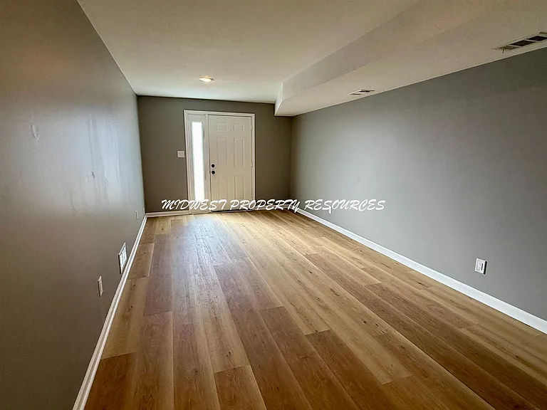 204 NW Market Pl — Photo 3