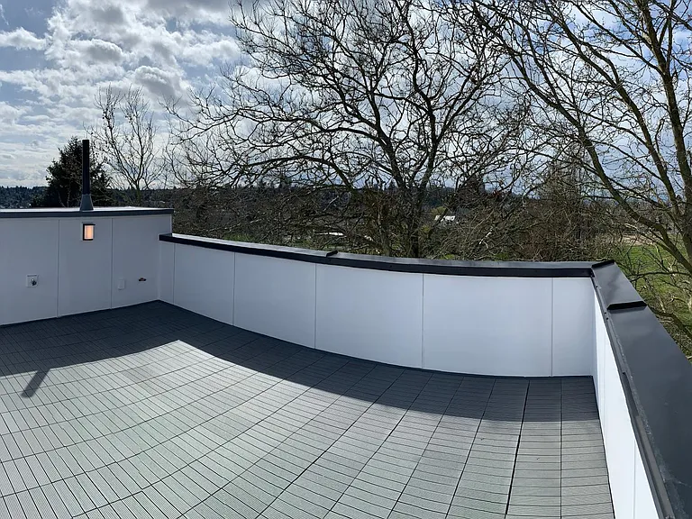 Rooftop deck equipped with gas, water, electricity