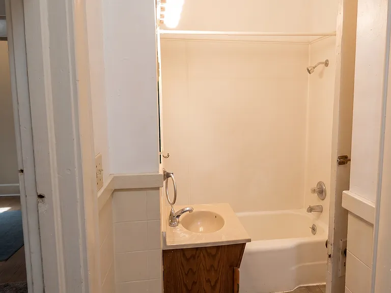 1207 E Elm St — Photo 11