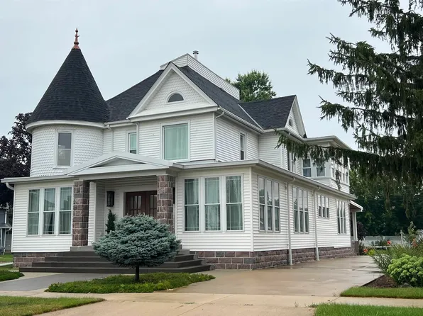 15 W Hale St, New Hampton, IA 50659