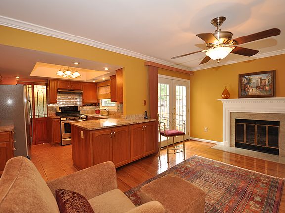 4th image of 7240 Devereux Ct