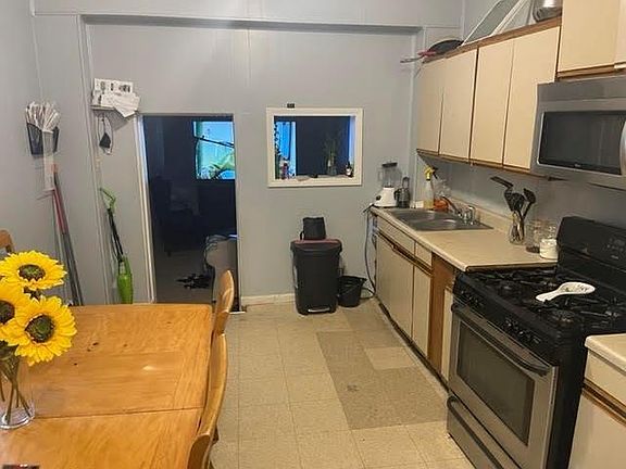 3rd image of 374 Prairie Ave