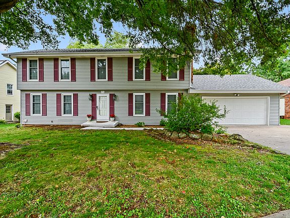 3rd image of 834 E Manchester Drive