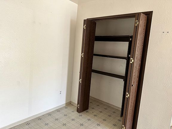 5th image of 302 Evergreen Ln