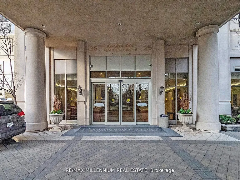 25 Kingsbridge Garden Cir #423 — Photo 6