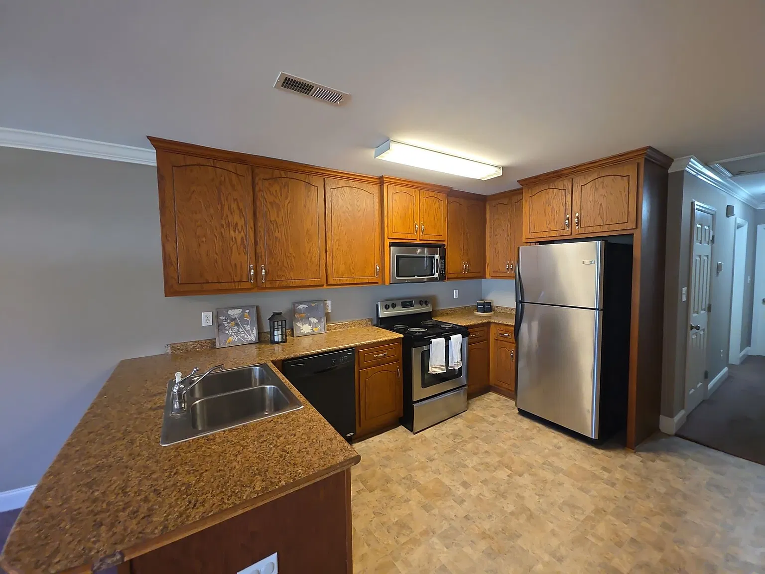 136 Riverside Drive - B — Photo 4