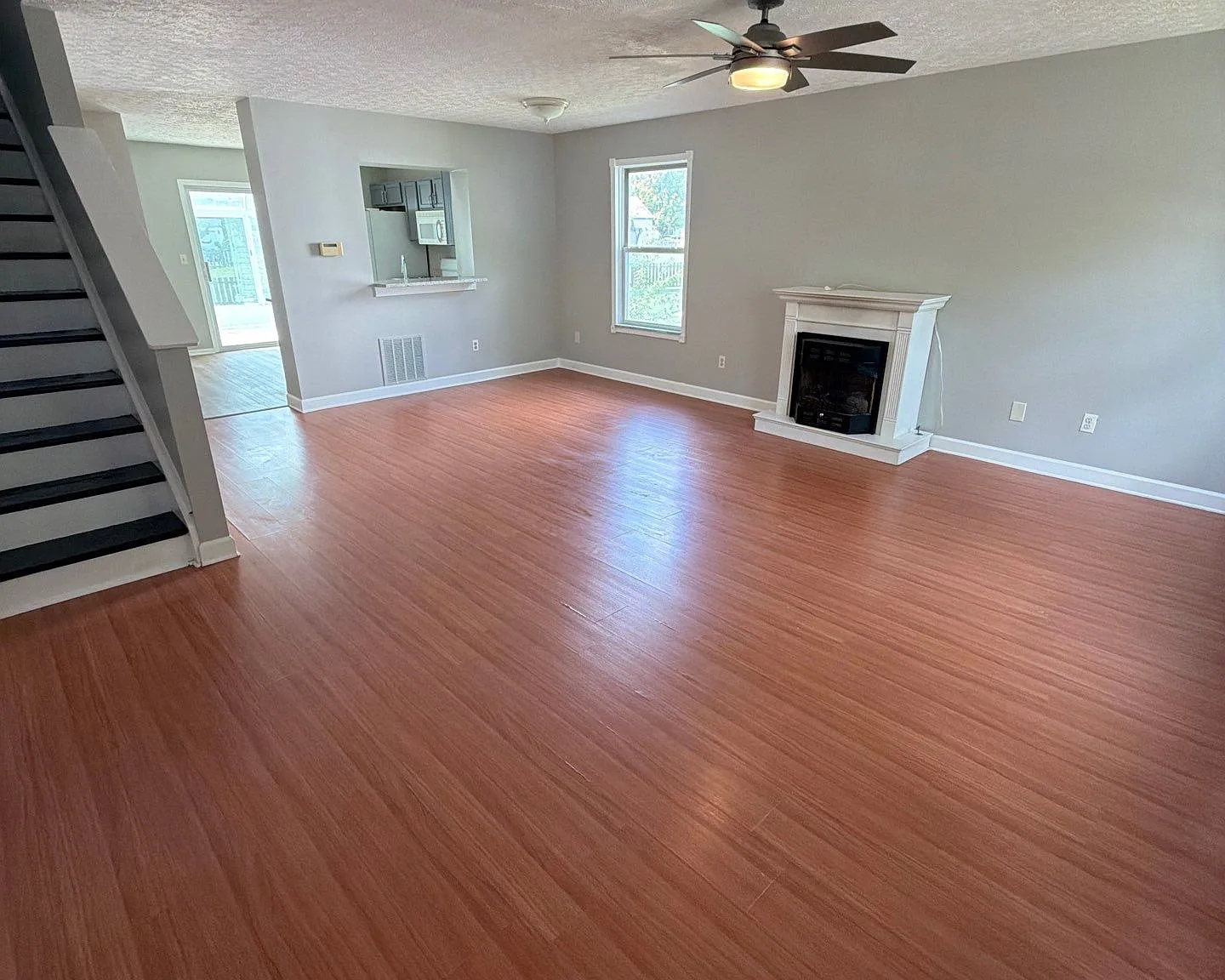 3 bed, 2.5 bath, 1224 sqft, $2,399 — Photo 2