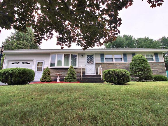 3rd image of 12 Saint Anthony Ln