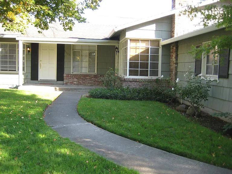 3007 Hampshire Dr — Photo 3
