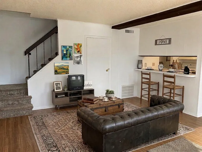 930 Briar Mnr — Photo 3