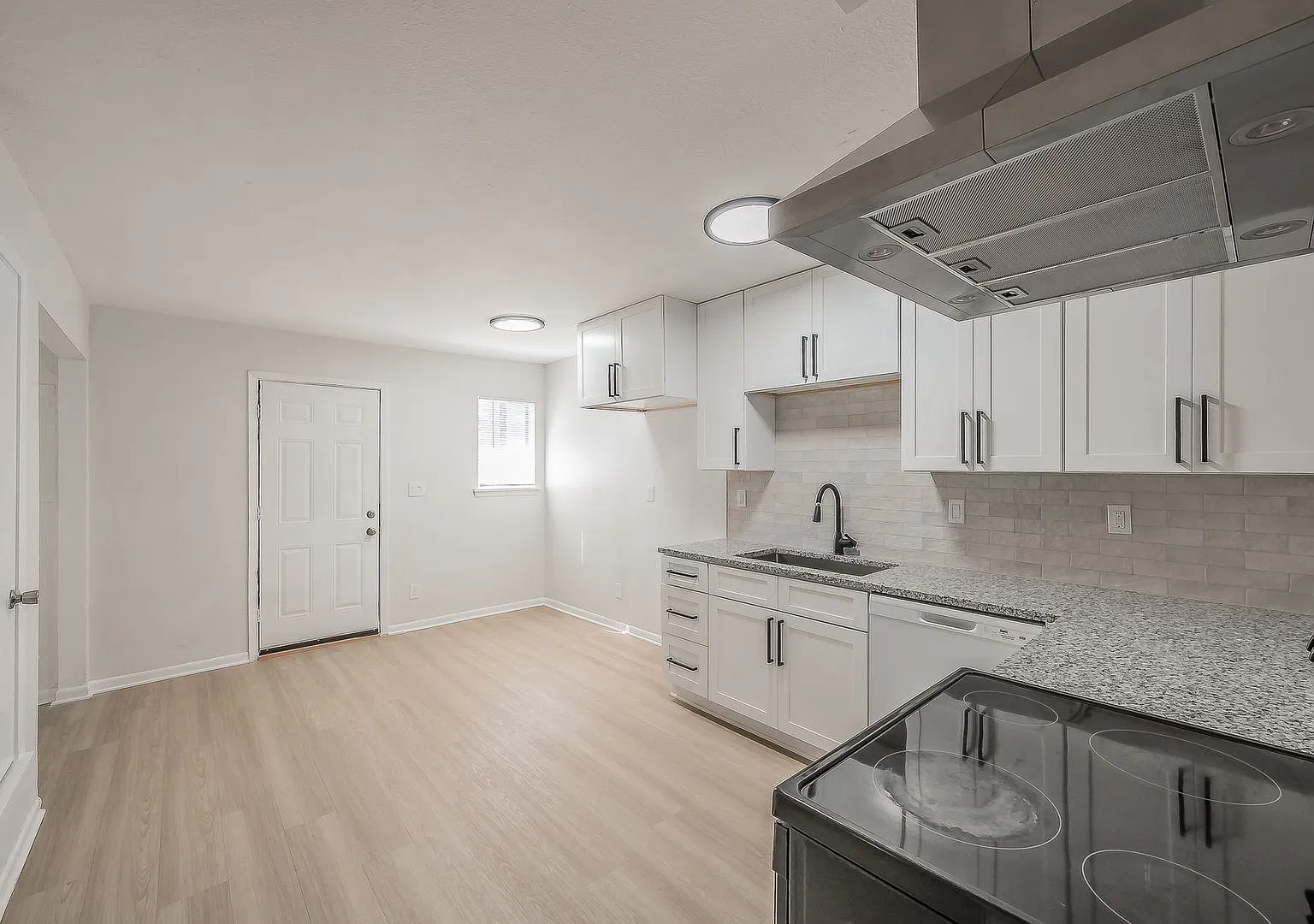 Freshly Renovated 3-Bed, 1-Bath Duplex in Reno, TX! — Photo 4