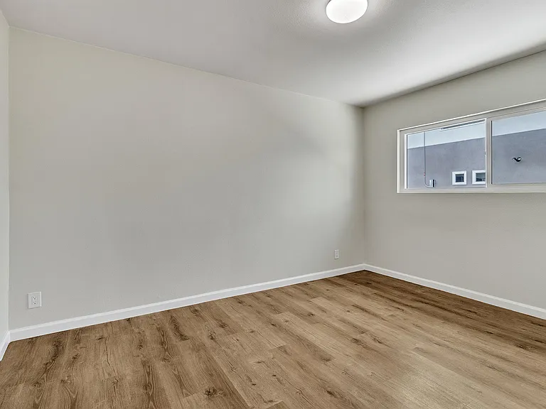11720 Hamlin St — Photo 6