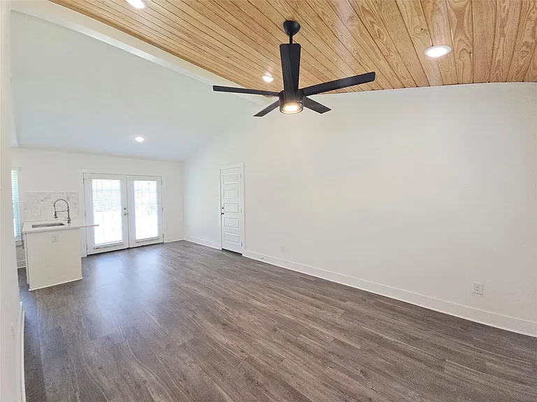 6103 Calmar Cv — Photo 3