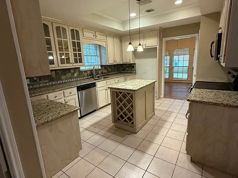 904 Oakmont Dr — Photo 12