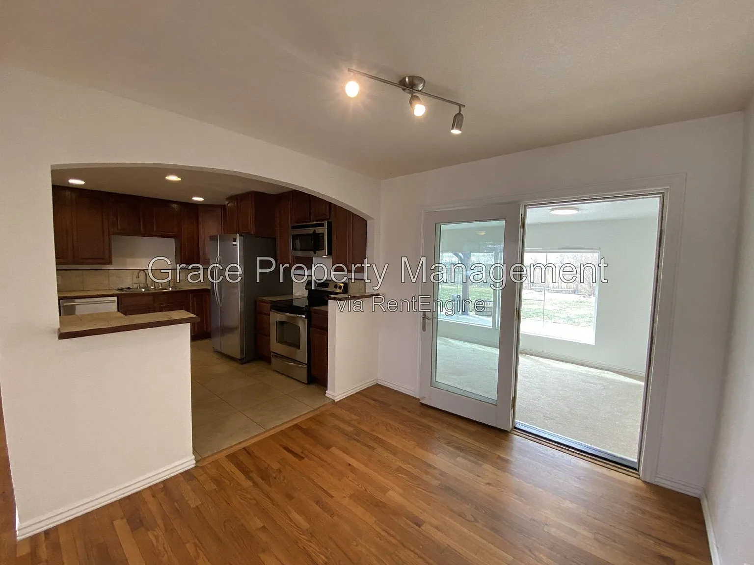 4 bed, 2.0 bath, 2028 sqft, $2,795 — Photo 4