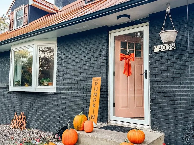 3038 Victoria St N — Photo 2