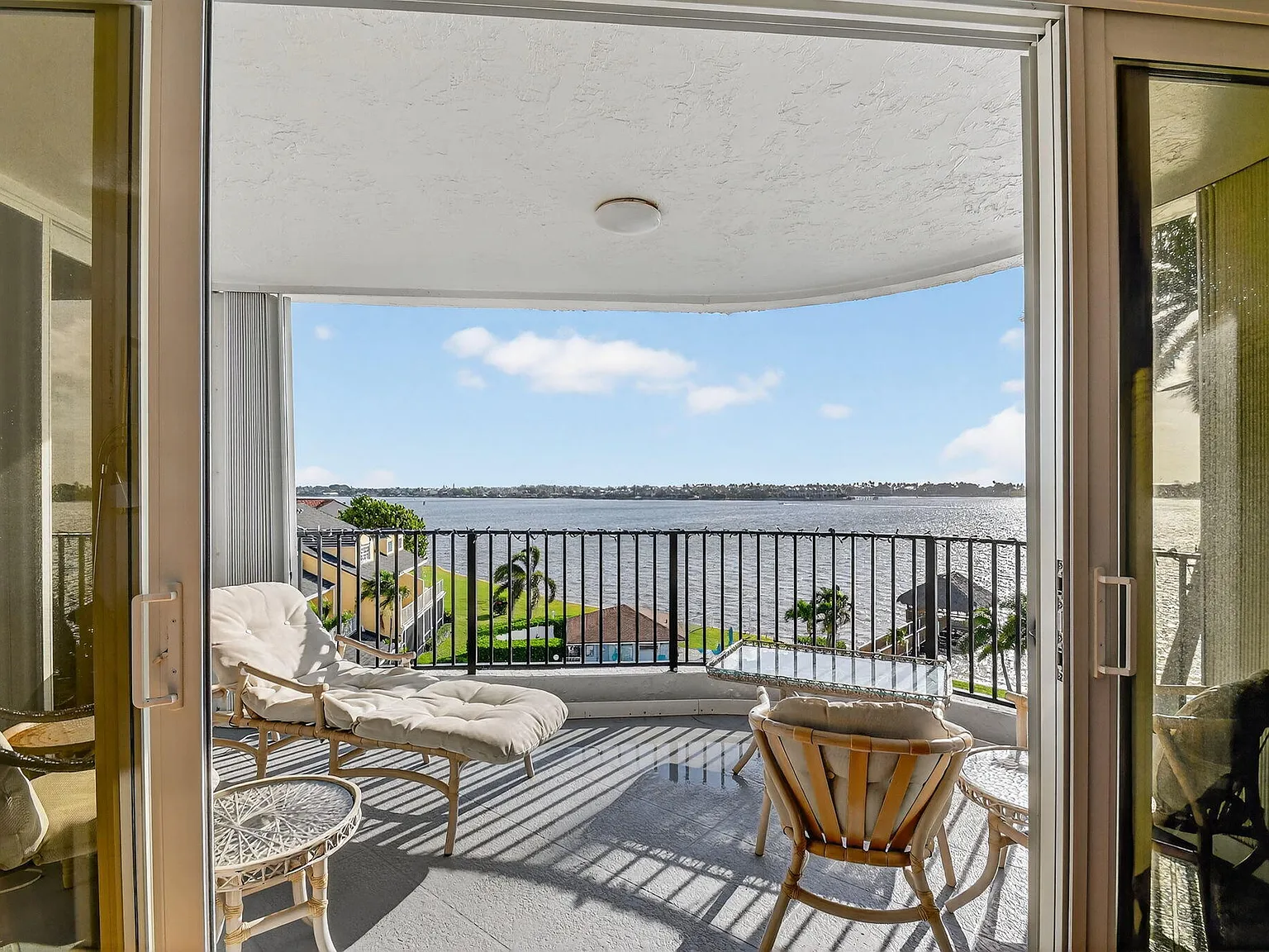 Lakeshore Condo — Photo 4