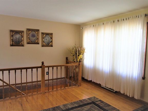 2nd image of 1415 Viking Ln
