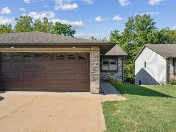 3037 Deerwood Cir, Dubuque, IA 52003