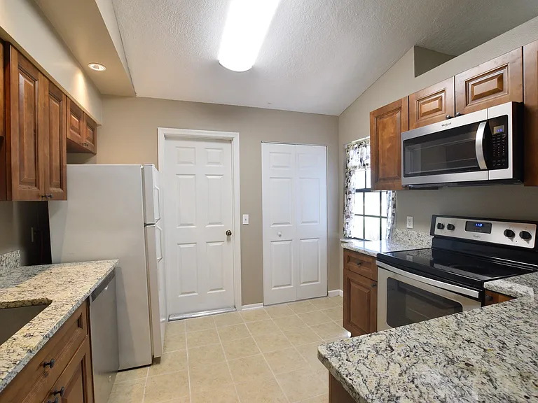 870 Farrington Dr — Photo 6