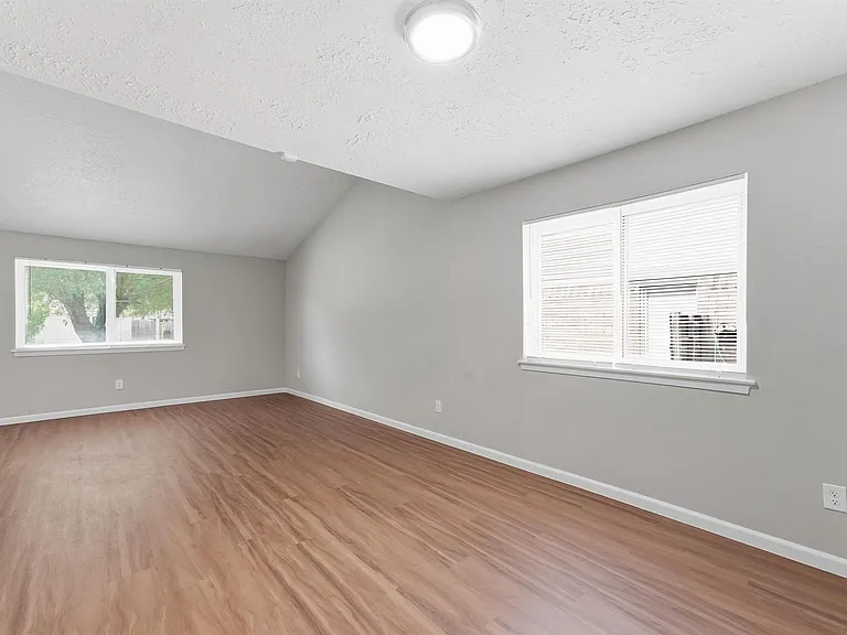 2042 Bridge Cross Ln — Photo 6