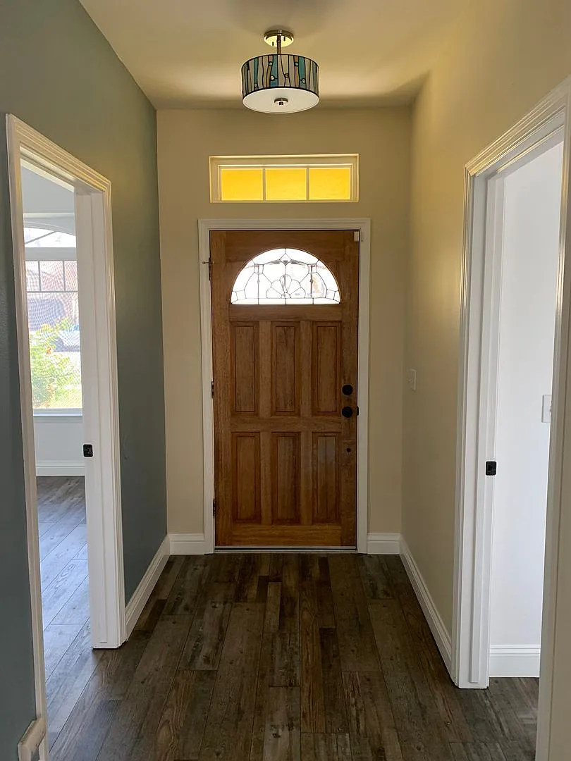 3 Bedroom Home 2 Bath Solar Home — Photo 4