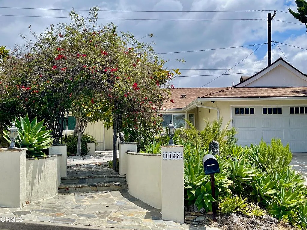 4 bed, 2.5 bath, 2300 sqft, $5,650 — Photo 1