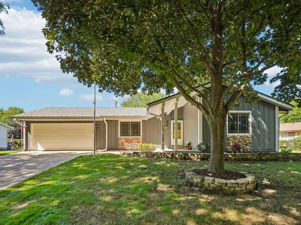 1830 Davis LANE, Waukesha, WI 53189