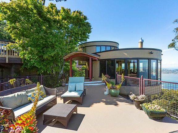 Sunny outdoor living.