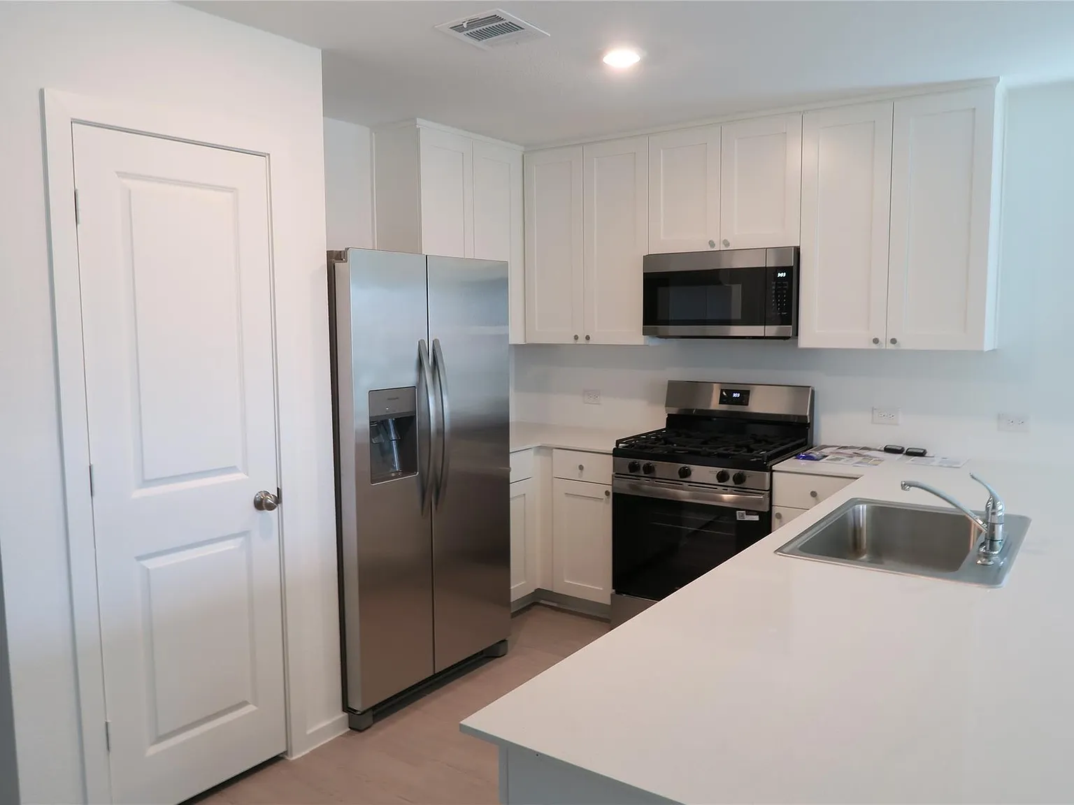 4 bed, 2.0 bath, 1716 sqft, $2,375 — Photo 3