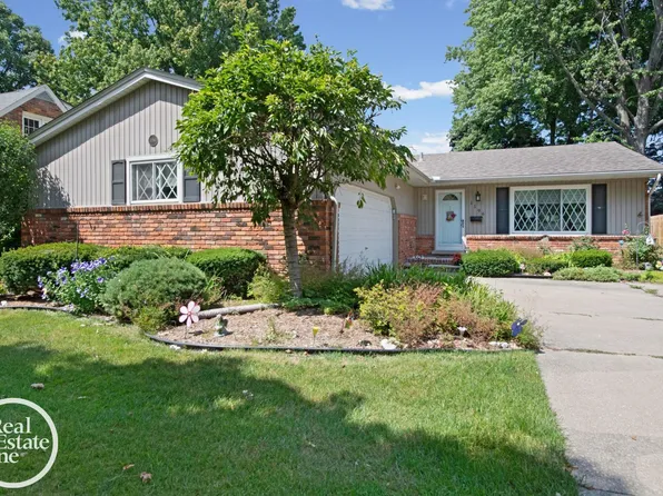 1196 Hawthorne Rd, Grosse Pointe Woods, MI 48236