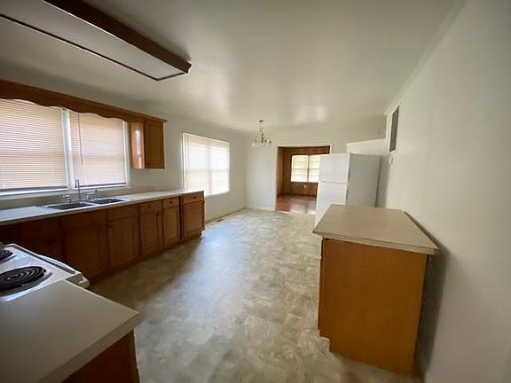 4th image of 902 S Hill Ave