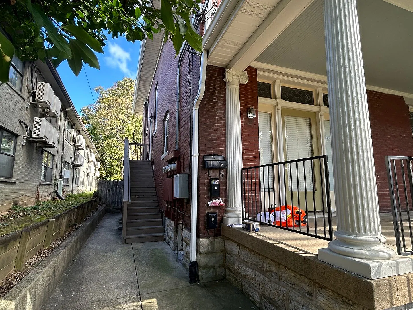 1921 Frankfort Ave — Photo 3