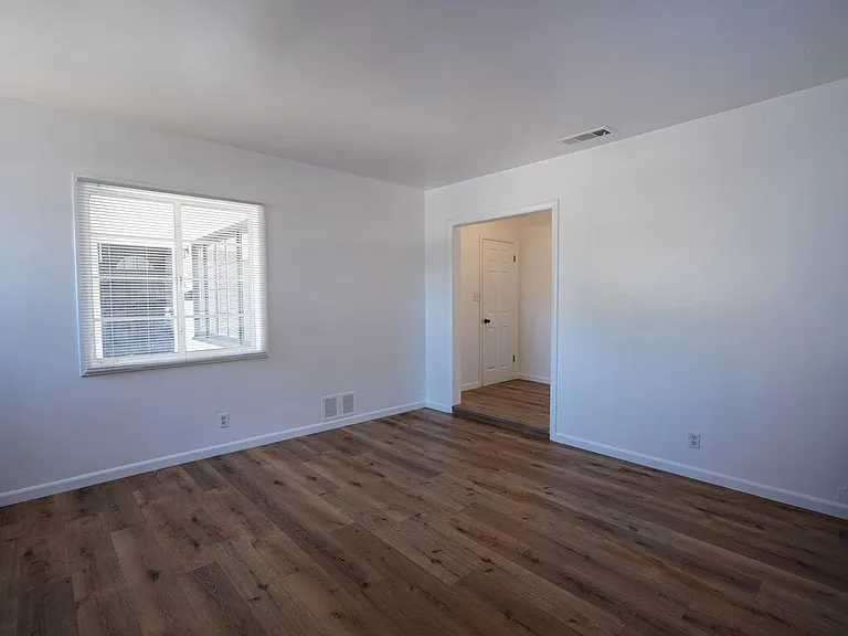 604 W 10th St — Photo 22