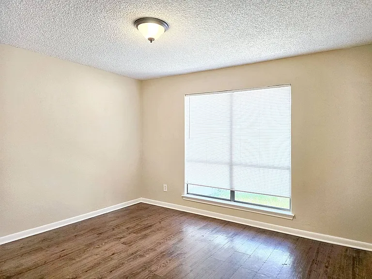 16635 Neumann Dr — Photo 13