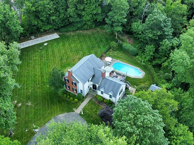 11 Van Campen Ln — Photo 3
