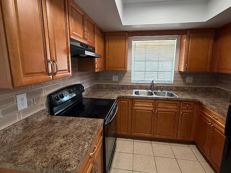 625 Belltower Ave #B — Photo 3