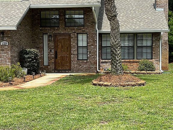 3rd image of 1029 Troon Dr E