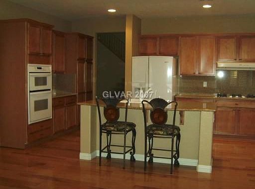 Granite counters, upgrades cabinets, Large Kitchen Island!
